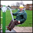Idosos praticando exercícios no playground em Blackley