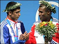 Amir Khan (chwith) a Mario Kindelan