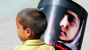 மலாலா யூஸுஃப்ஸயீ படத்துடன் ஏழைச் சிறுவன் ஒருவன்