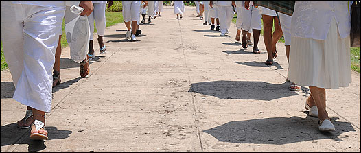 Damas de Blanco, esposas de presos políticos cubanos en manifestación dominical. (Foto: Raquel Pérez)