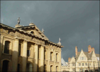 位于Broad street 的牛津大学图书馆。