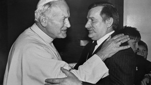Giáo hoàng John Paul II ôm hôn Lech Walesa ngày 11/6/1987 khi thăm Gdansk, nơi khai sinh Công đoàn Đoàn kết