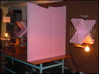 بغیر تاروں کے سات فٹ کے فاصلے سے روشن کیا گیا بلب