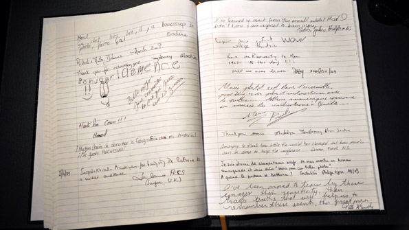 comment book with feedback in different languages