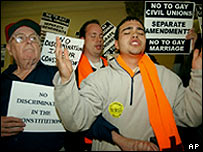 Eşcinsel evlilikleri protesto eden bir grup