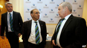 David Richardson (L) with IIC president and outgoing CEO Haroon lorgat (file photo)