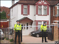 پولیس ہائی وکم کے ایک گھر کی تلاشی لے رہی ہے