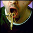 Homem se alimentando.