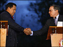 O presidente da Venezuela, Hugo Chávez, e o da Colômbia, Álvaro Uribe