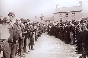 Dadorchuddio cofeb Henry Richards yn Nhregaron