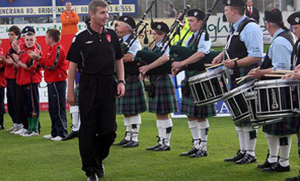 Stephen Kenny inspects the band. Pic Bill McLeod