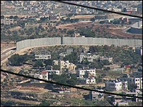 İsrail'in inşa ettiği duvar