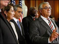 نانسی پلوسی اول از چپ