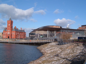 Tu allan i'r adeilad