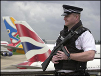 Heathrow'da polis