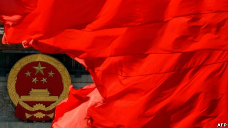 北京人民大会堂前的中国国徽和红旗（13/11/2012）