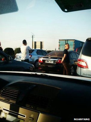 蘇州蘇嘉杭高速公路上被堵司機下車察看路況（網友暖卬提供圖片30/9/2012）