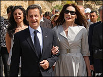 O presidente da França, Nicolas Sarkozy, visita ruínas na Tunísia, com primeira-dama Carla Bruni (arquivo)