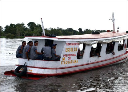 thuyền chở học sinh