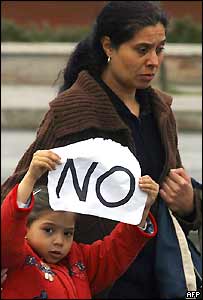 Mãe e filho em manifestação