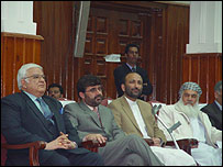 اعضای کابينه (از راست بچپ) اسماعيل خان-انرژی، حنيف اتمر-آموزش و پرورش، ضرار احمد مقبل-داخله، رحيم وردک-دفاع