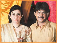 سیدہ غزالہ اپنے شریکِ حیات کے ہمراہ