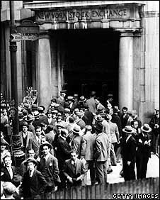 Đám đông bên ngoài Sở Giao dịch Chứng khoán New York hôm 31/10/1929