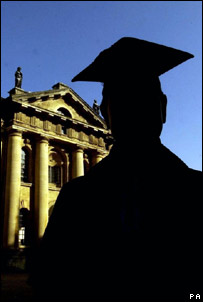 سايه دانشجو در مقابل دانشگاه