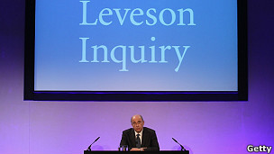 Lorde Leveson comenta as conclusões de seu inquérito (Getty)