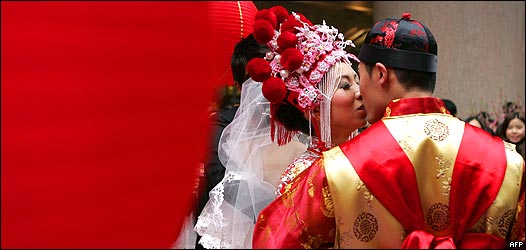 香港新人蕭詠珊（左）與丘文康在銅鑼灣某購物商場安排的婚禮上擁吻（14/2/2010）