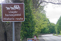 Arwydd 'brown a gwyn' ar yr A5