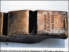 Полицейский свисток, найденный в одной из могильных ям в Медном