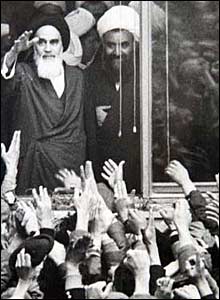 آيت الله خمينی پس از بازگشت به ايران در سال 1357؛ مدتی در مدرسه علوی اقامت داشت - عکس از محسن شانديز