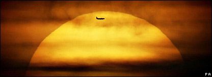 Máy bay bay ngang mặt trời