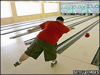 Bowling oynayan bir genç