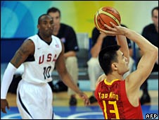 <br />
China's Ming Yao (R) shoots at the basket in front of Kobe Bryant from the US during a 2008 Beijing Olympic Games