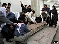 حملے میں ہلاک ہونے والوں کی میتیں لے جائی جا رہی ہیں۔