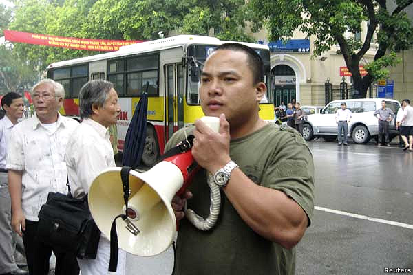 Cảnh sát mặc thường phục dùng loa kêu gọi người biểu tình giải tán hôm 21/8