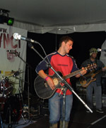 Grwp Pop Melys yn perfformio ym mhabell Penfroc