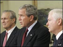 از راست به چپ - گيتس، بوش، رامسفلد