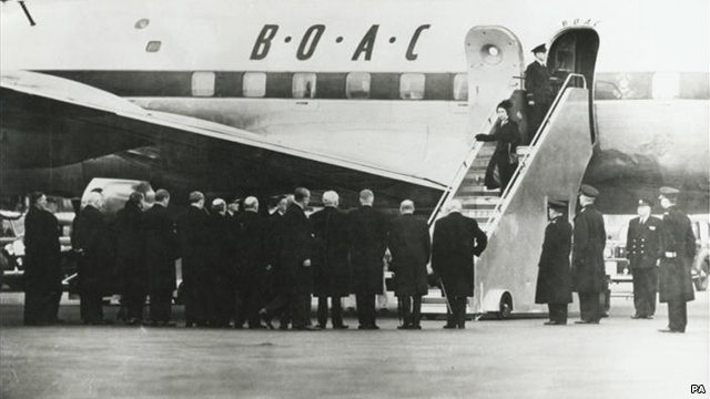 ملکې دويمې الېزابت ( چې وړاندې د شهزادگۍ الېزابت په نامه پېژندل کېده) د خپل پلار له مړينې او د ملکې په توگه له اعلانېدو وروسته د لندن په هوايي ډگر کې په لومړي ځل د بريتانيا پر خاورې پښه کېښوده. نوموړې له کنيا نه راستنه شوه. 