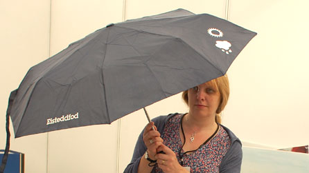 Mochel dan yr ambarel - Gwenllian Carr ac ambarel y Steddfod