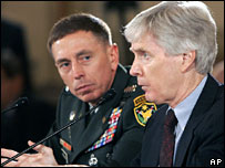 رایان کراکر (راست) و دیوید پتریوس