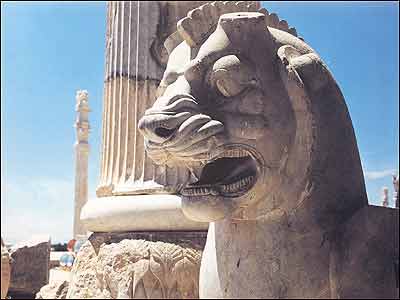 نمايی از خرابه های تخت جمشيد برگرفته از کتاب شکوه تخت جمشيد