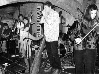 Bob Delyn yn perfformiodydd Sadwrn yn Subterranea, Wind Street, Abertawe,