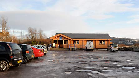 Y Ganolfan a'r siop dan yr unto.