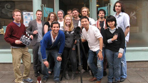 李若怯（前排右二）与他的拍摄团队在一起