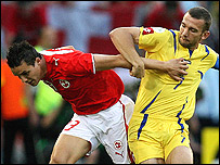 瑞士乌克兰两队拼抢激烈