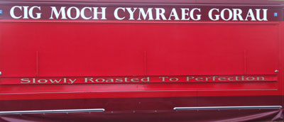 Cig Moch Cymraeg: Cymreig ydi moch, tydan nhw ddim yn siarad Cymraeg, onibae eu bod nhw'n foch Môn wrth gwrs!!