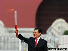 Chủ tịch Trung Quốc Hồ Cẩm Đào cầm ngọn đuốc tại một buổi lễ ở Bắc Kinh